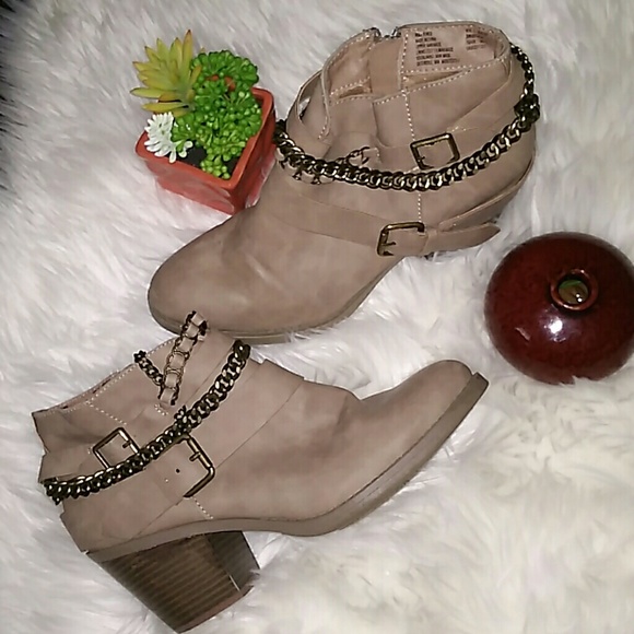 Cute Ankle Boots - Picture 2 of 7